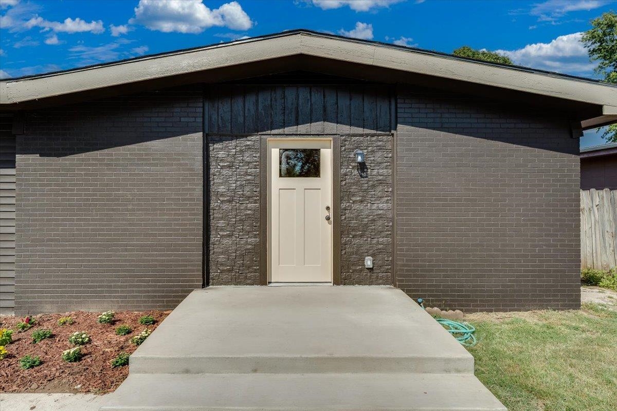 710 W Alexander Dr, Haysville, KS 67060