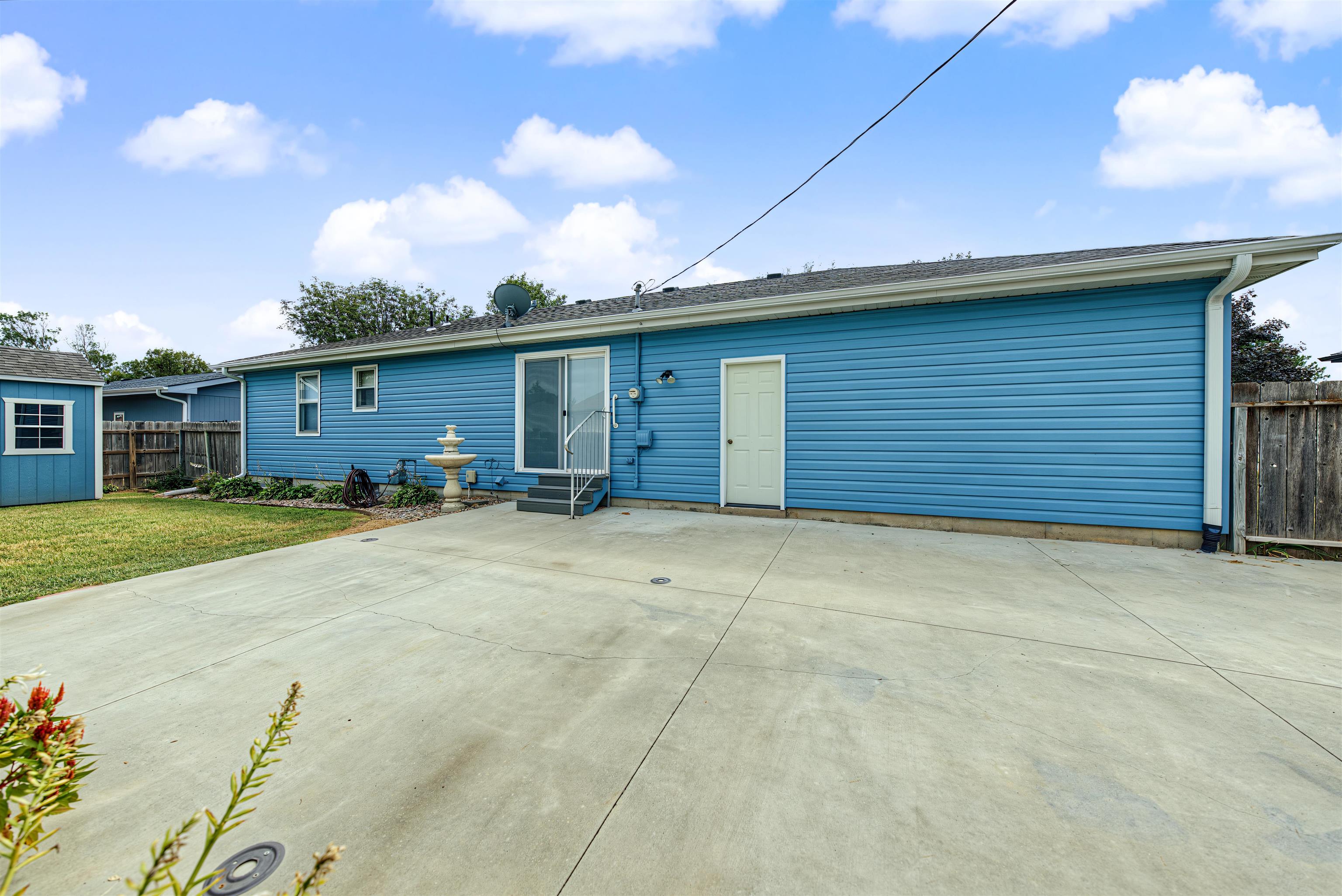 1233 Louise Ln, Salina, KS 67401