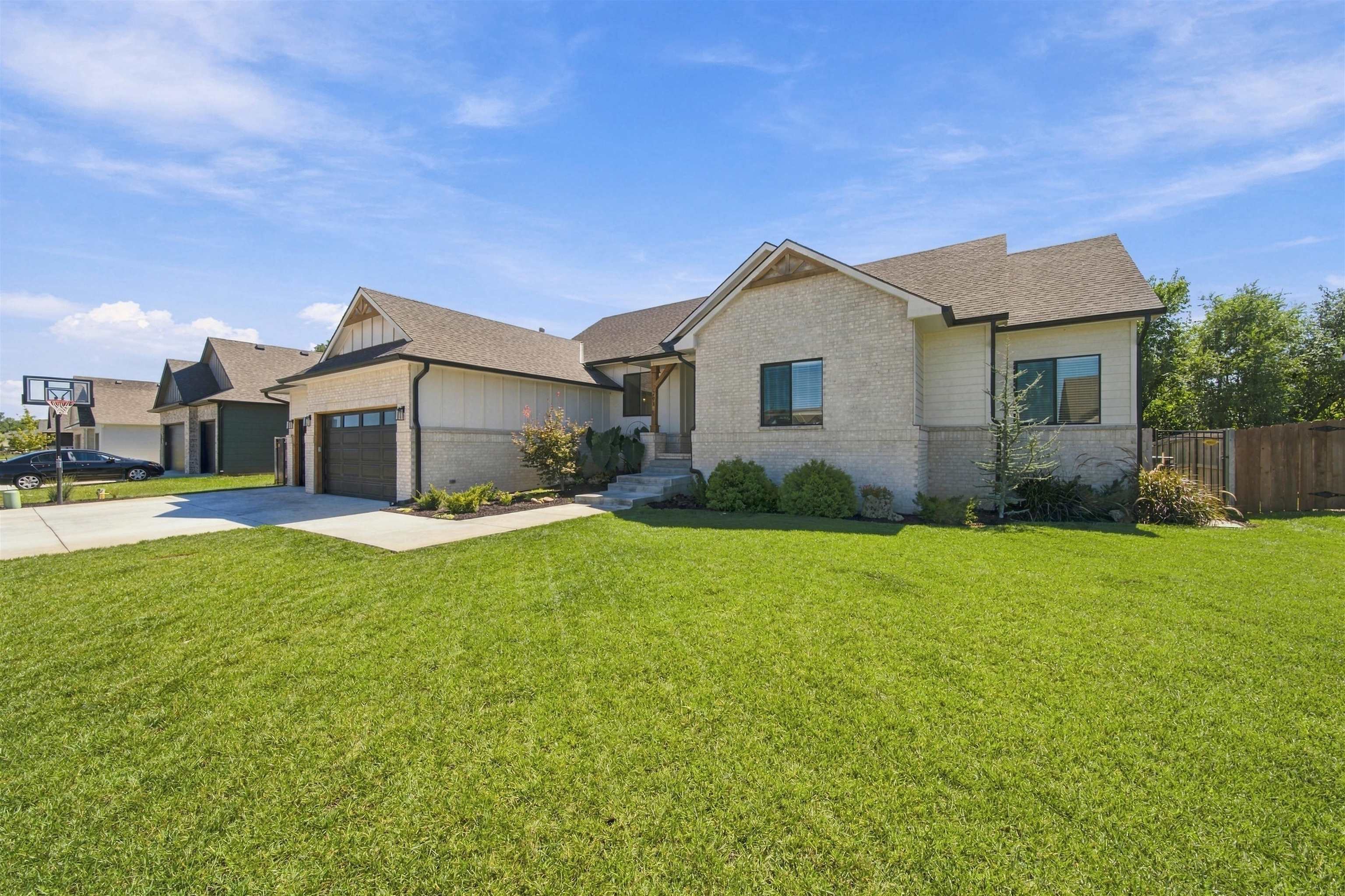 203 E River Birch St, Haysville, KS 67060