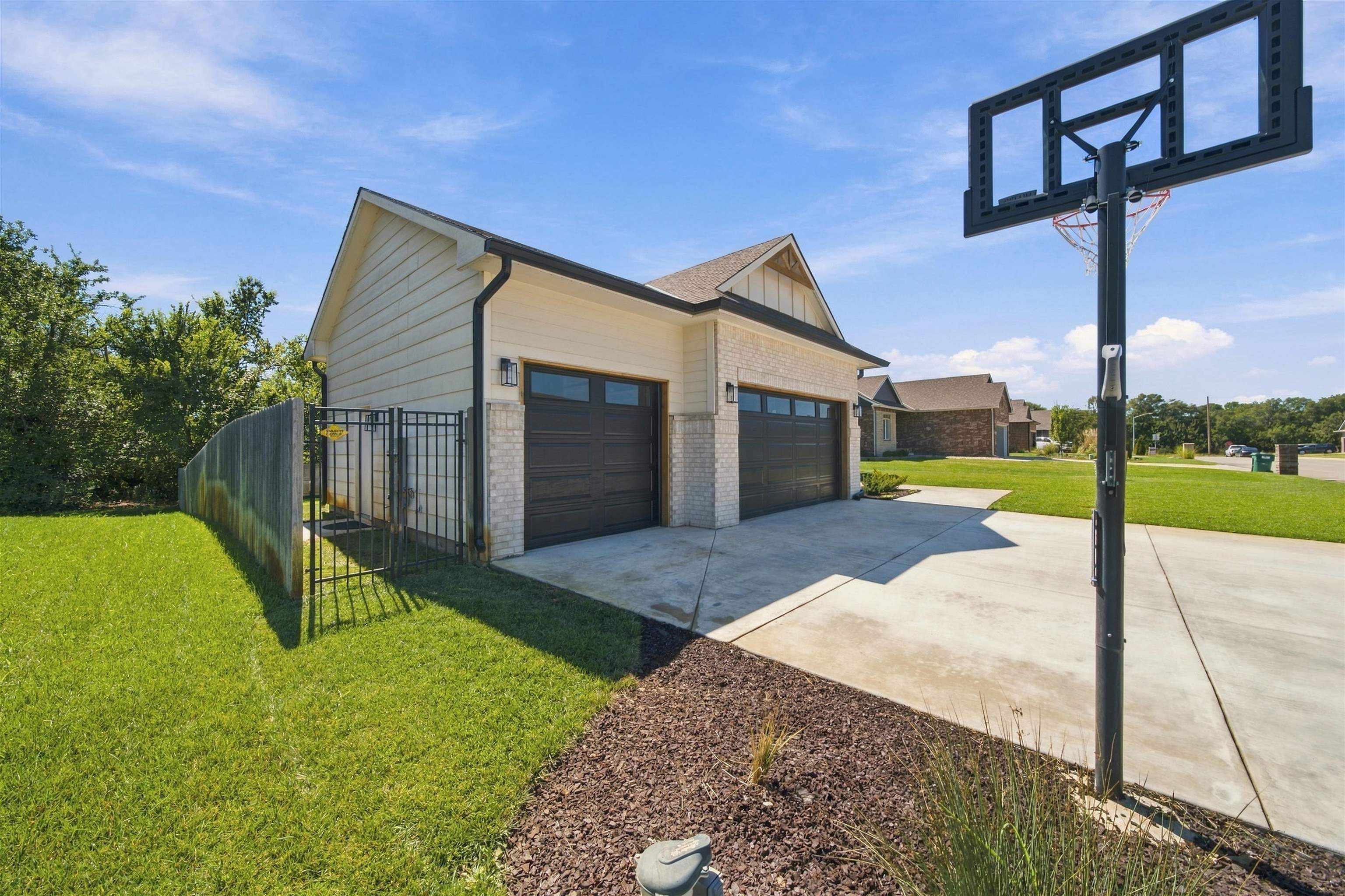 203 E River Birch St, Haysville, KS 67060