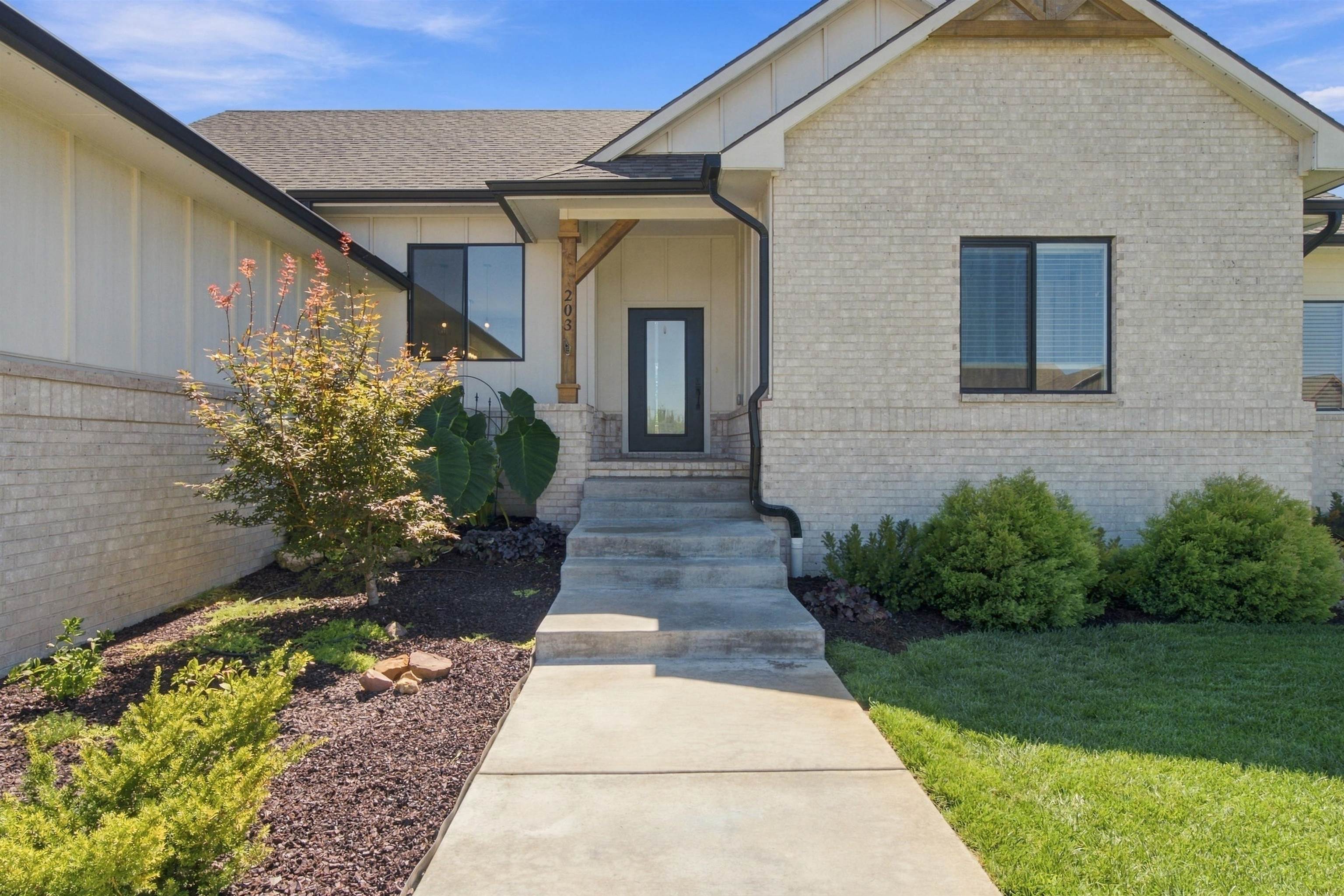 203 E River Birch St, Haysville, KS 67060