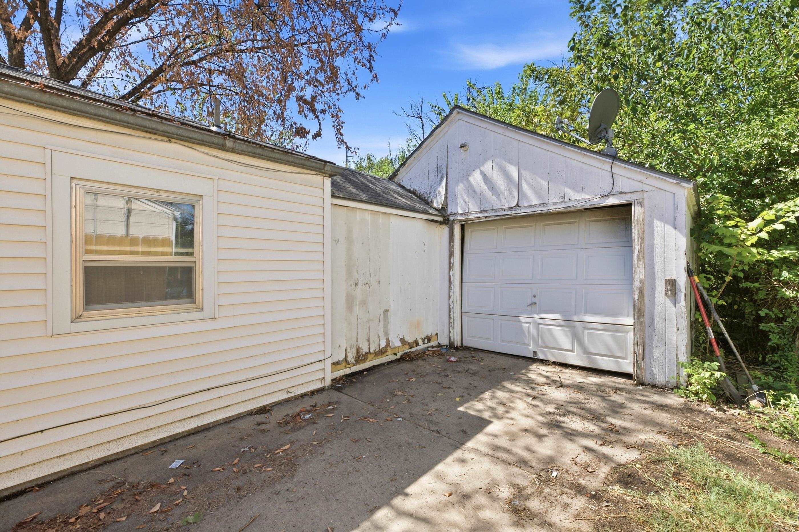 2027 S Madison Ave, Wichita, KS 67211