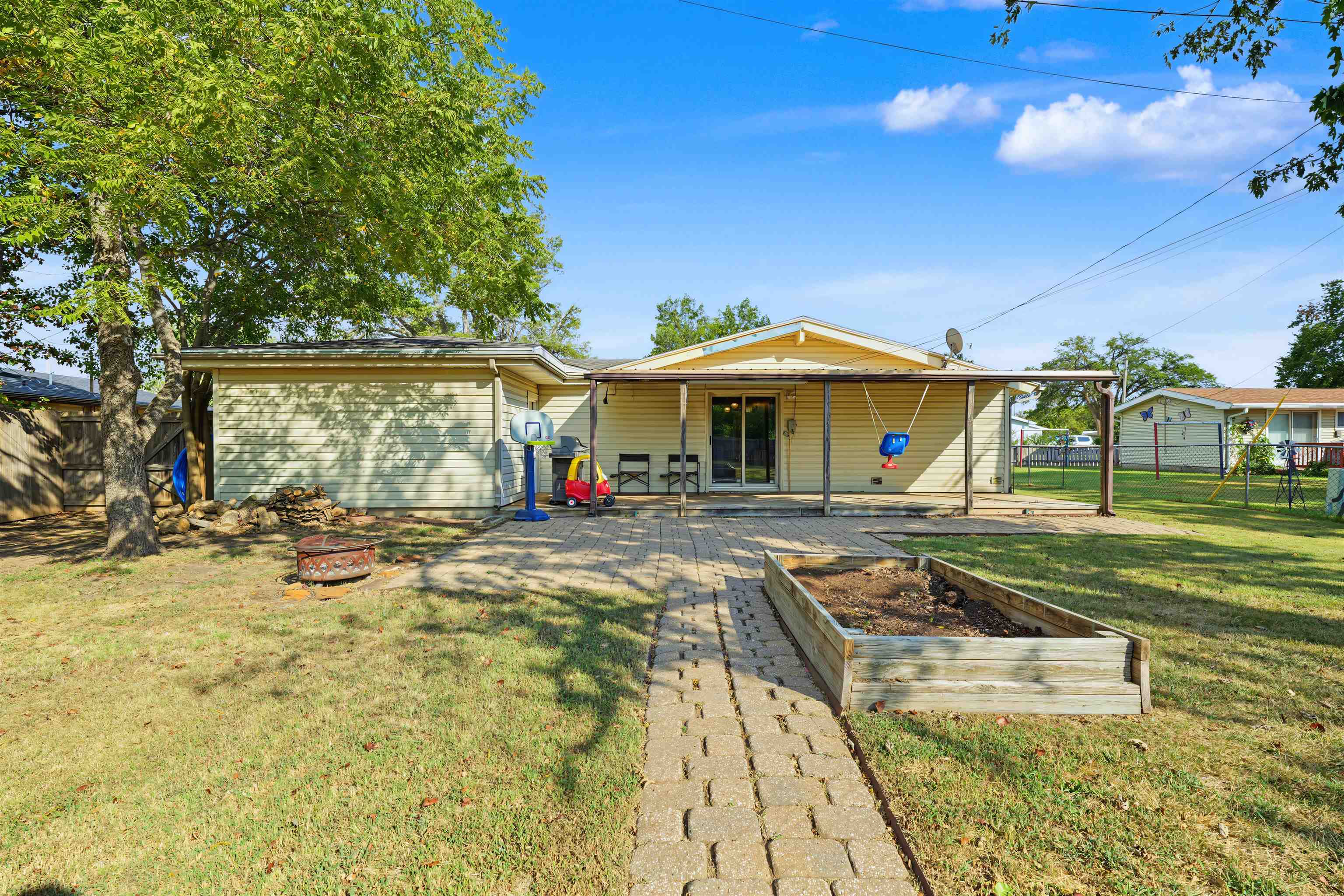 3216 Canterbury Dr, Salina, KS 67401