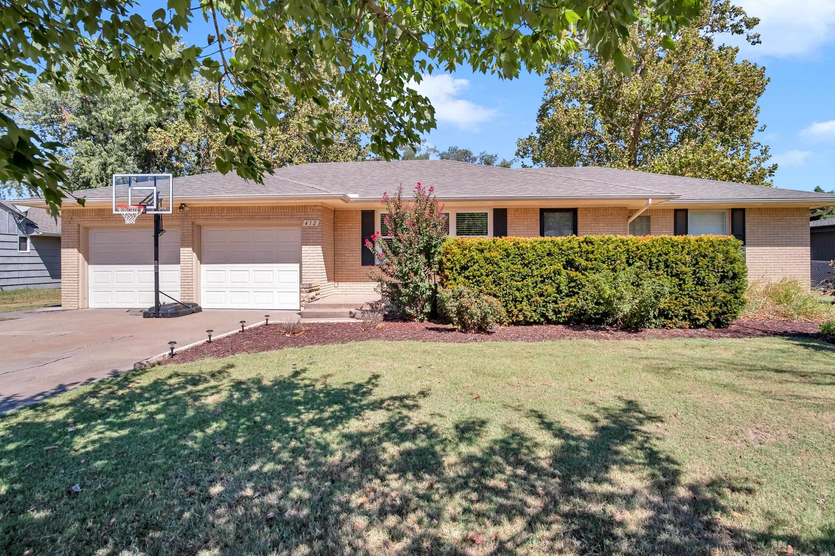 412 SE 11th St, Newton, KS 67114