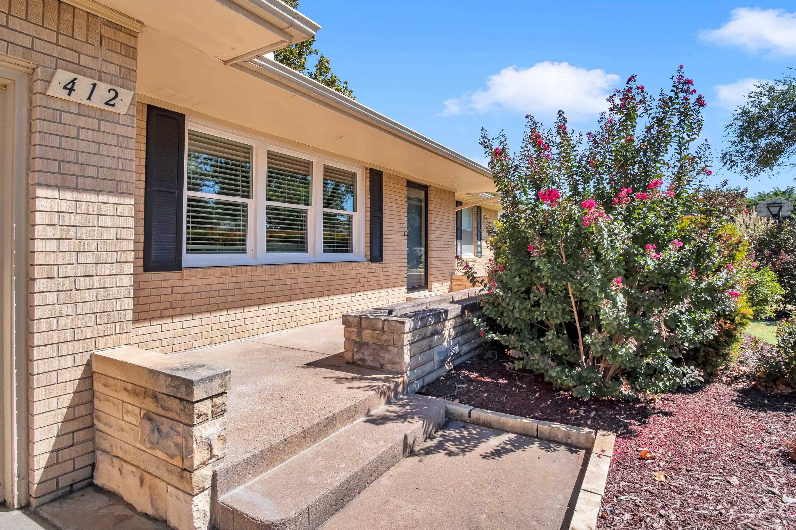 412 SE 11th St, Newton, KS 67114