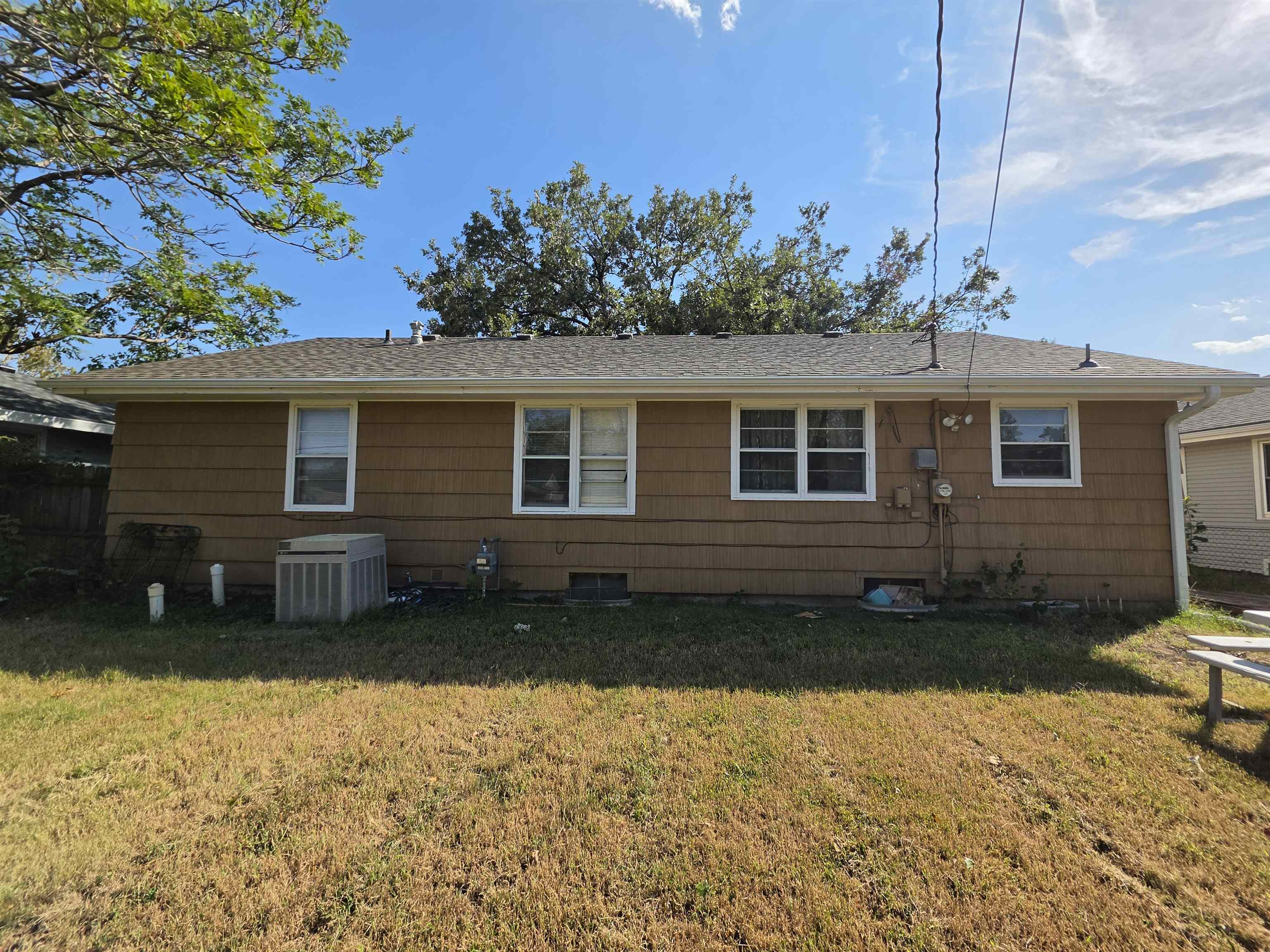 825 E Kirwin Ave, Salina, KS 67401