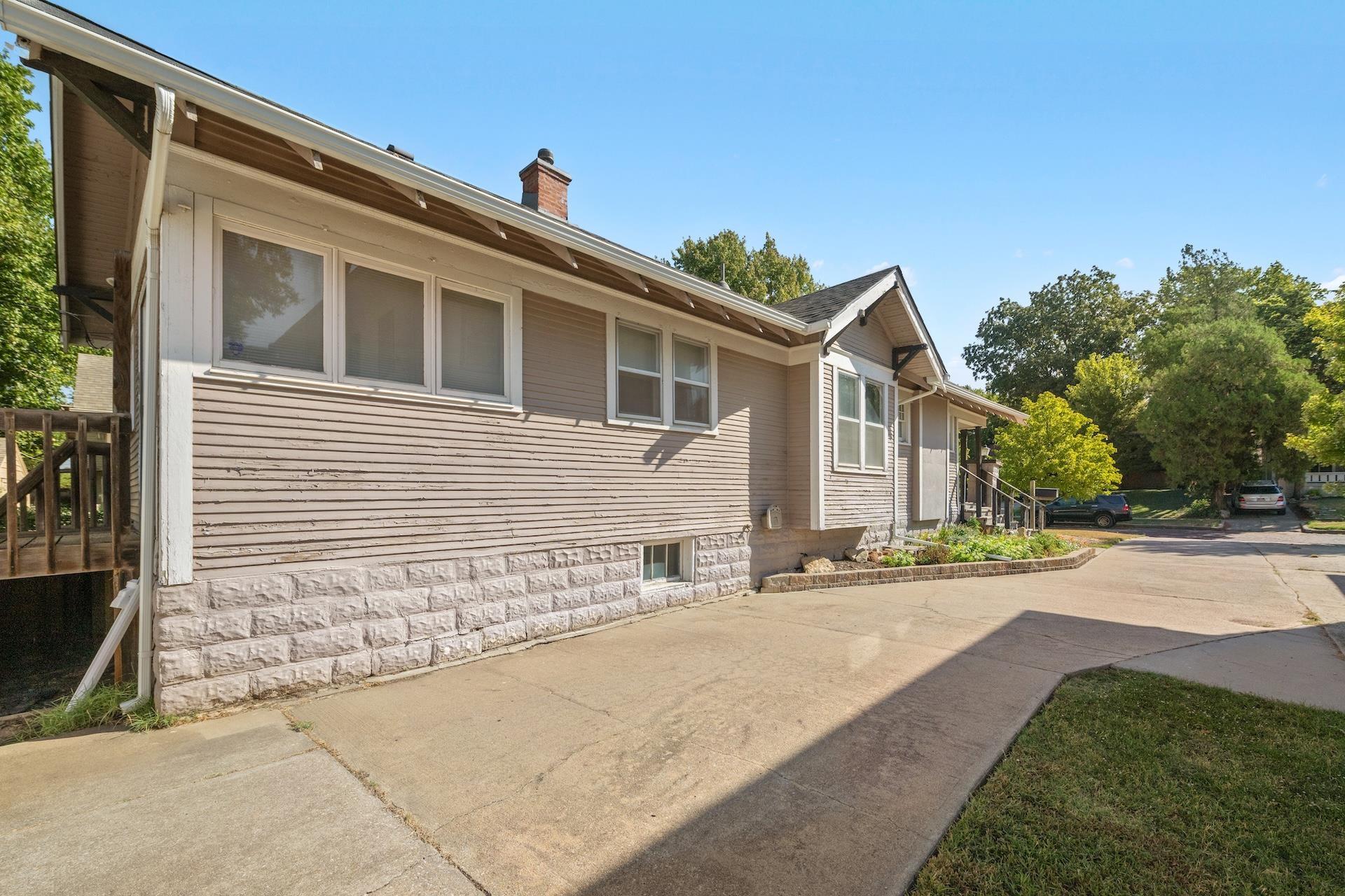 345 N Yale St, Wichita, KS 67208-3243