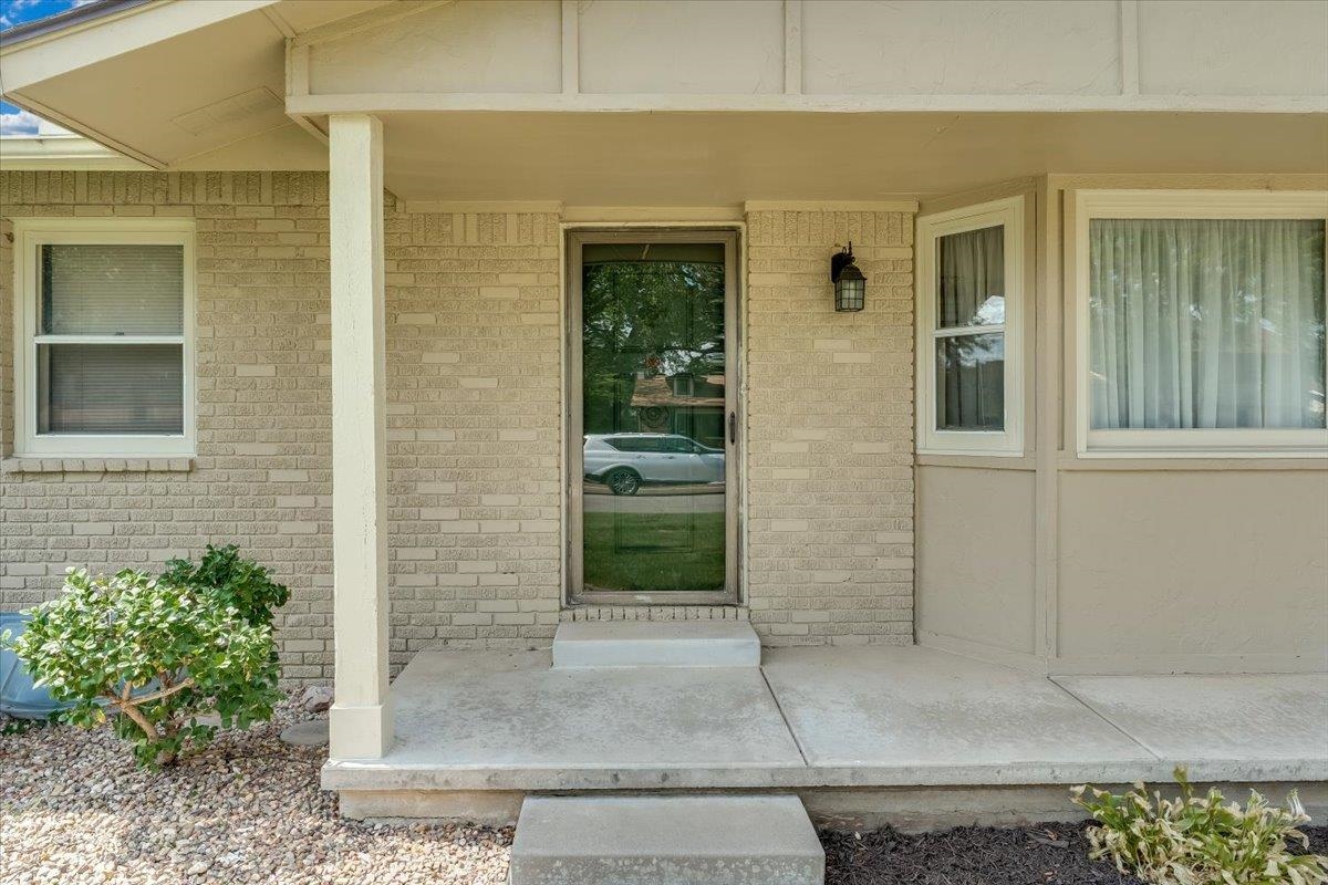1105 N Hazelwood Ln, Wichita, KS 67212