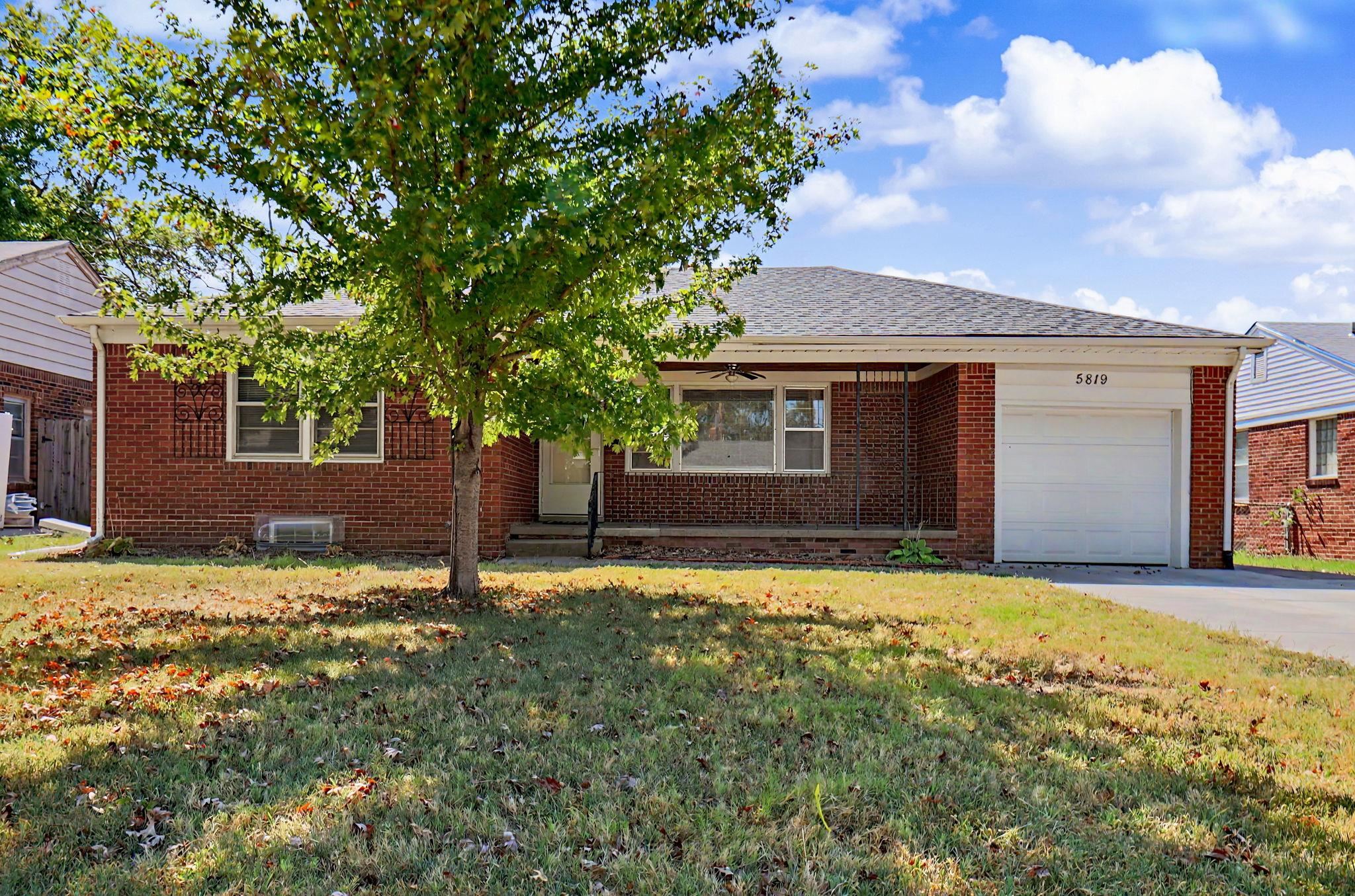 5819 E Oakwood Dr, Wichita, KS 67208